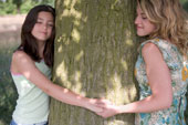 La mamma abbraccia gli alberi | Noi Mamme