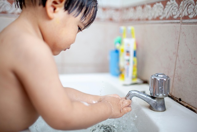 Disinfettare le mani in asilo