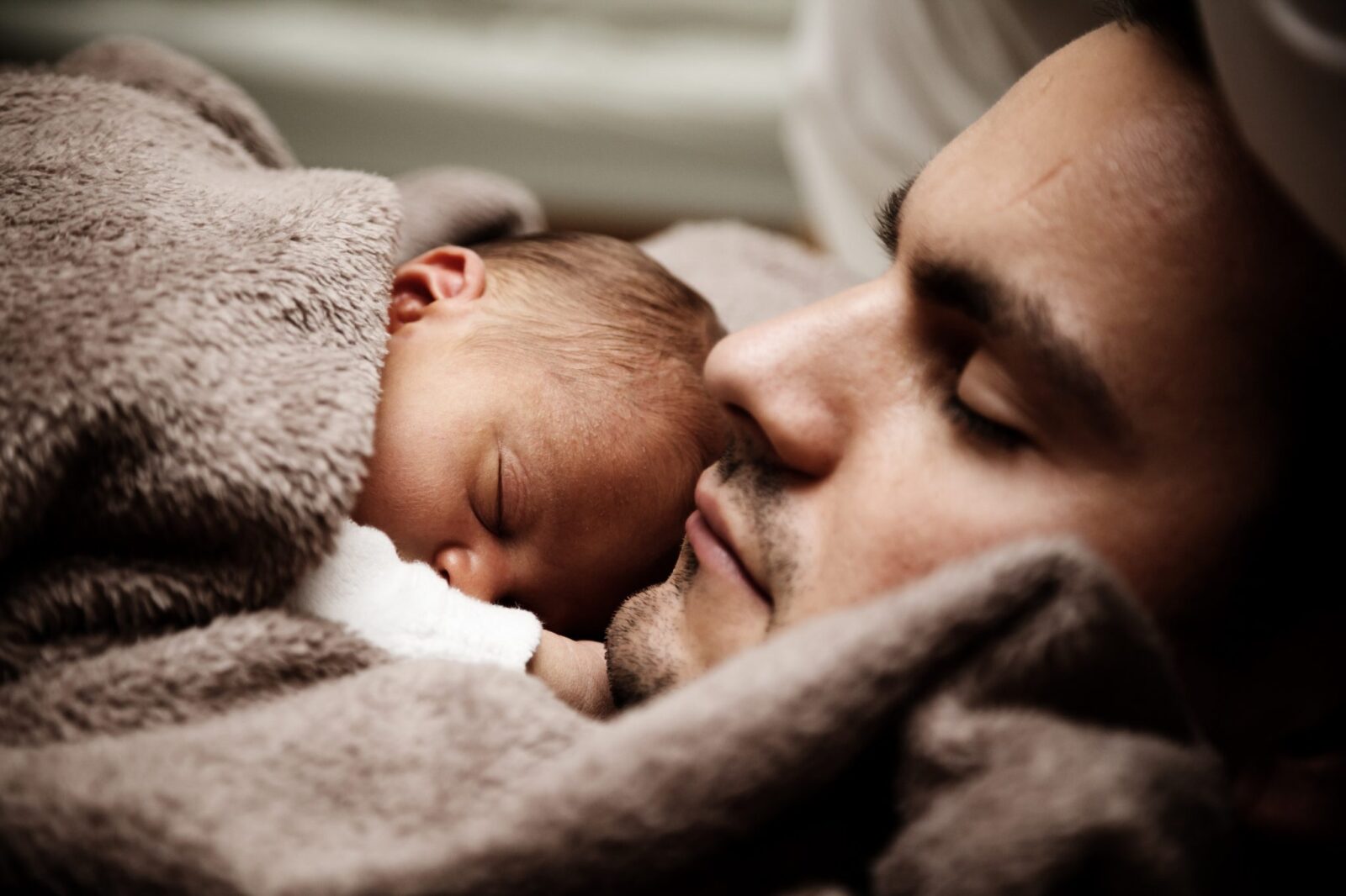 Come proteggere dal gelo la pelle di neonati e bambini, i suggerimenti della dermatologa | Noi Mamme 1