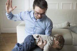 Sculacciare i bambini fa male?