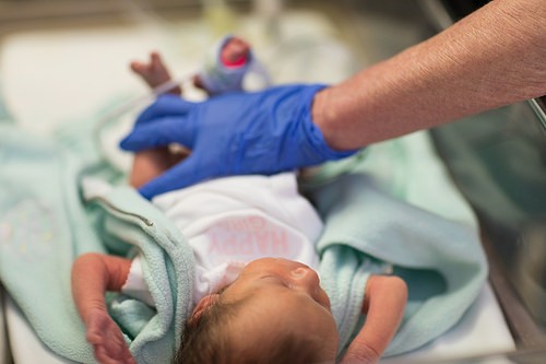 Mio figlio è nato prematuro a 28 settimane, ecco i lati positivi di questa esperienza drammatica | Noi Mamme