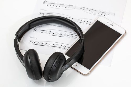 I 13 segreti di chi ha la casa sempre pulita Ascolare musica mentre si fanno le pulizie