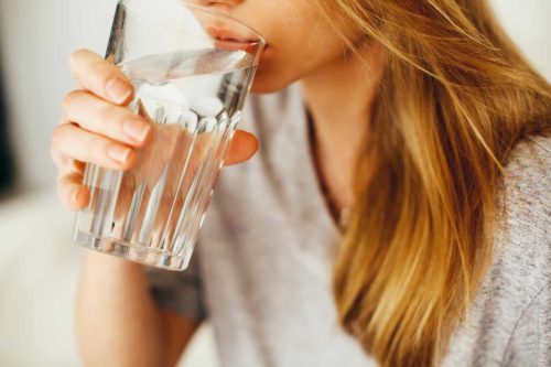 donna beve acqua
