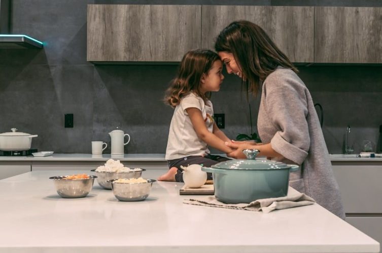 Baci mamma e figlia in cucina