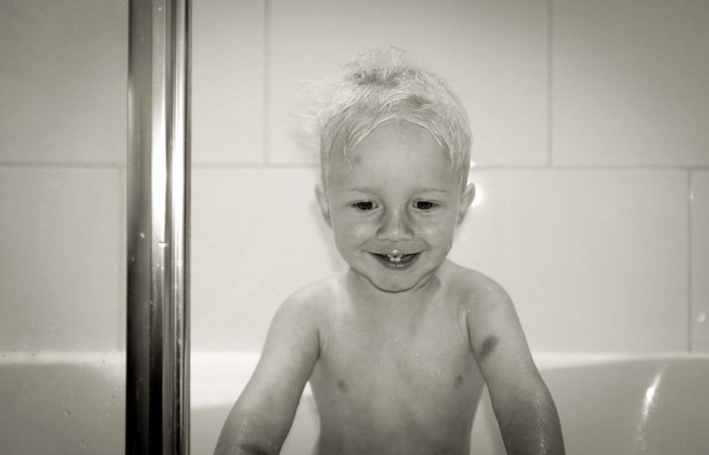 Bambino in bagno