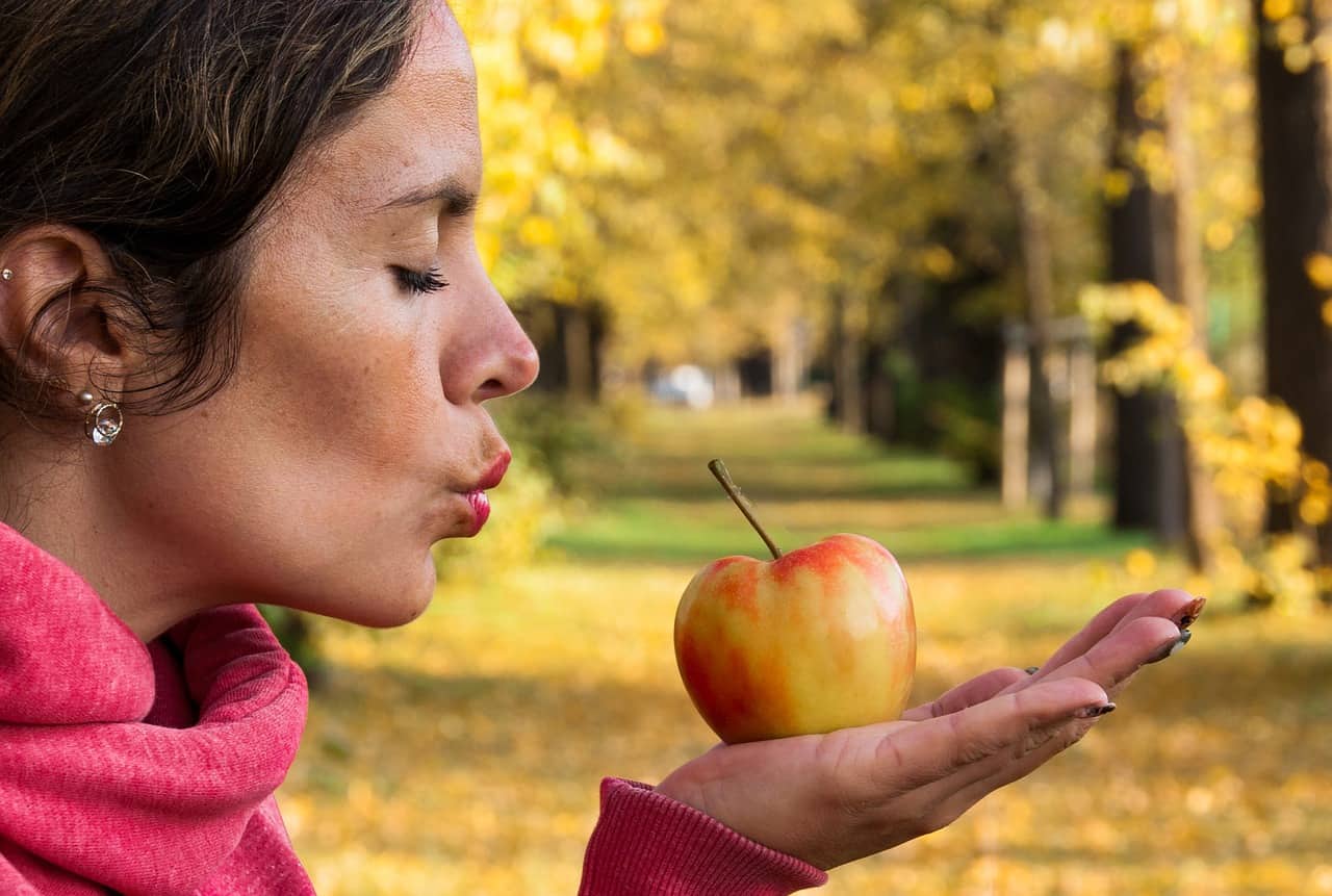 apple, kiss, portrait