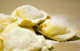 Ravioli di patate: un primo piatto semplice e gustoso adatto a grandi e piccini.