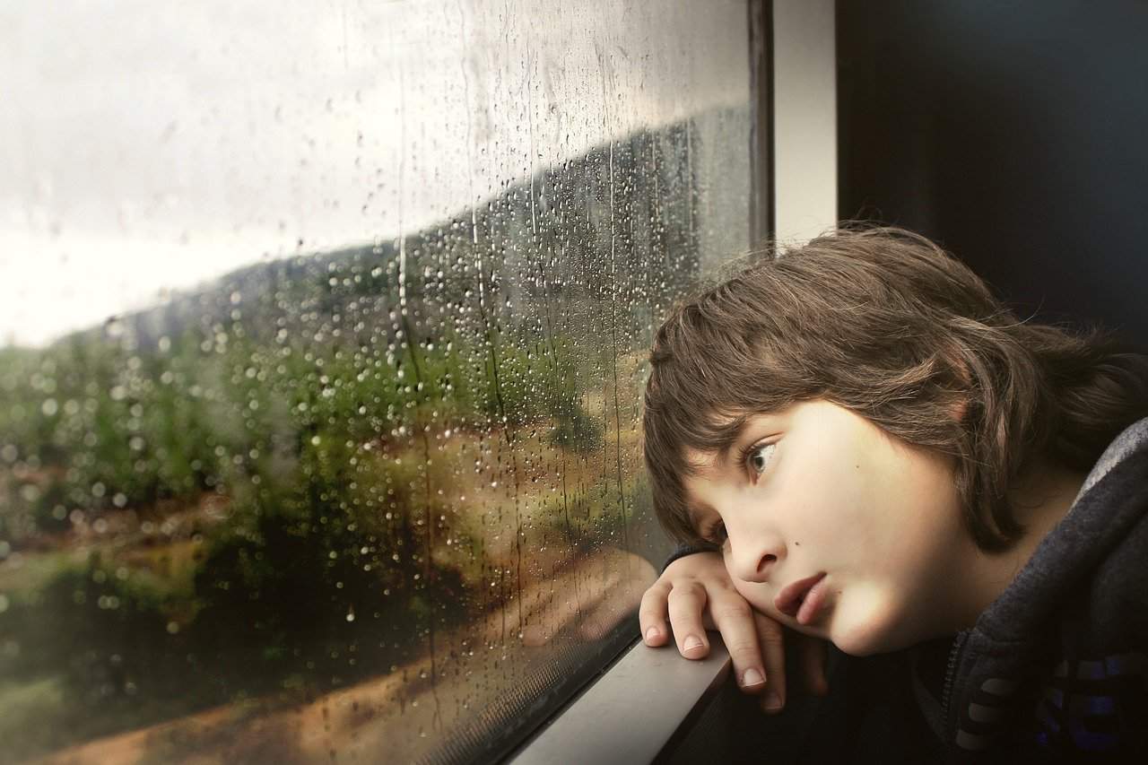 bambino triste disturbi alimentari