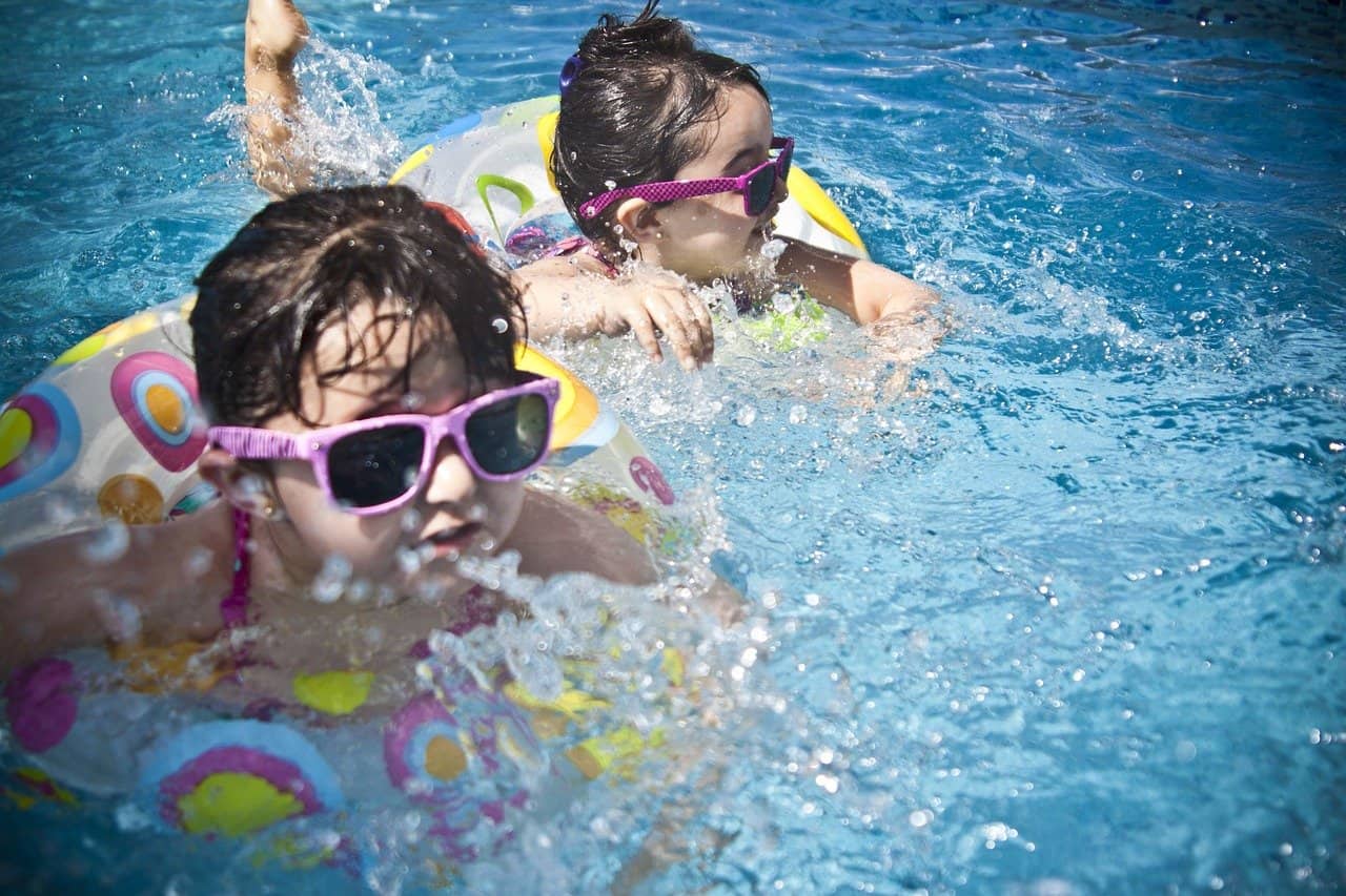 Bimbi in piscina