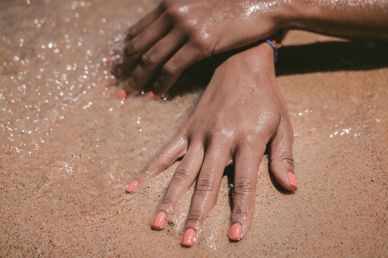 mani abbronzate spiaggia mare vacanze