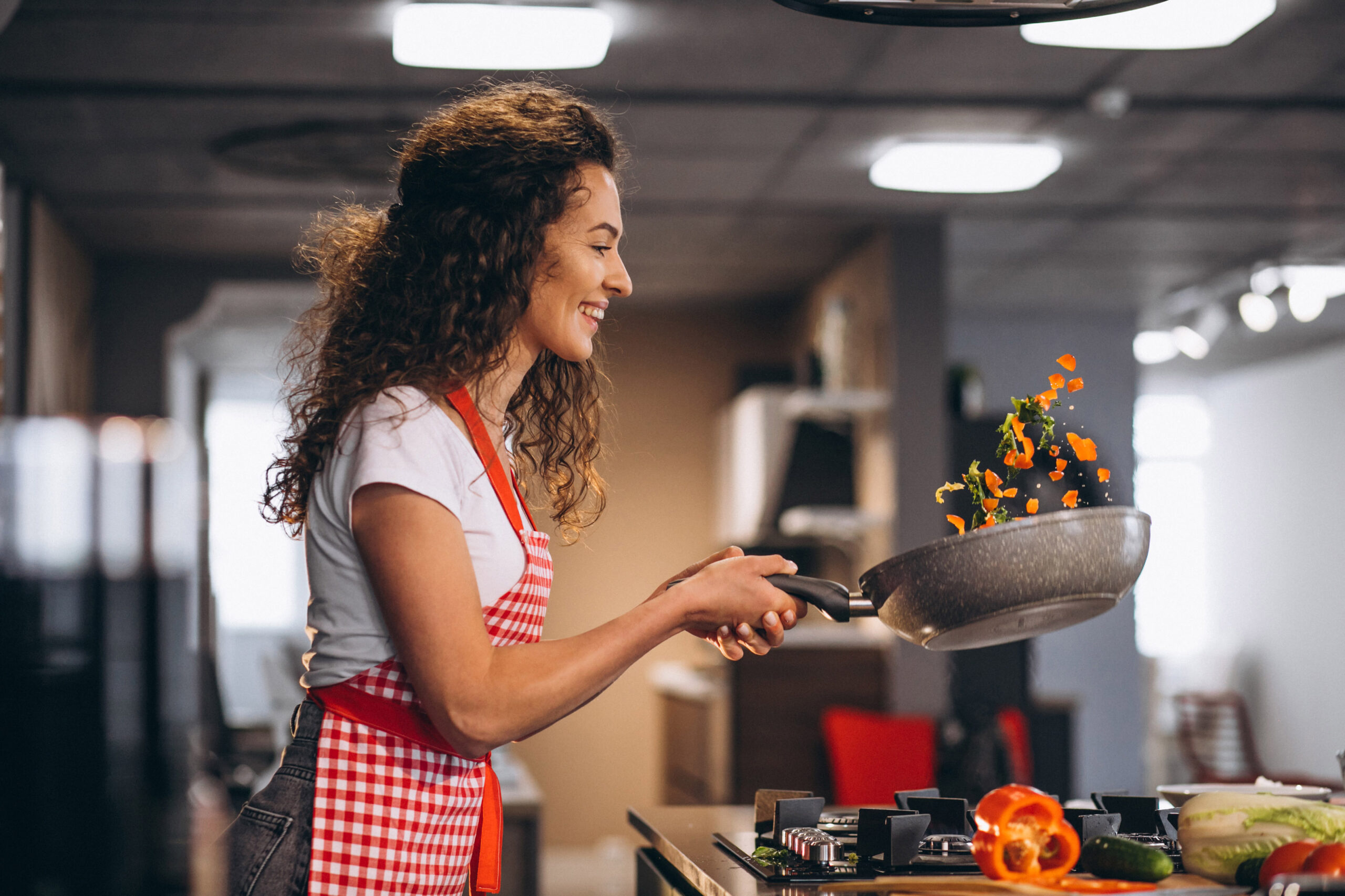 donna cucina verdure