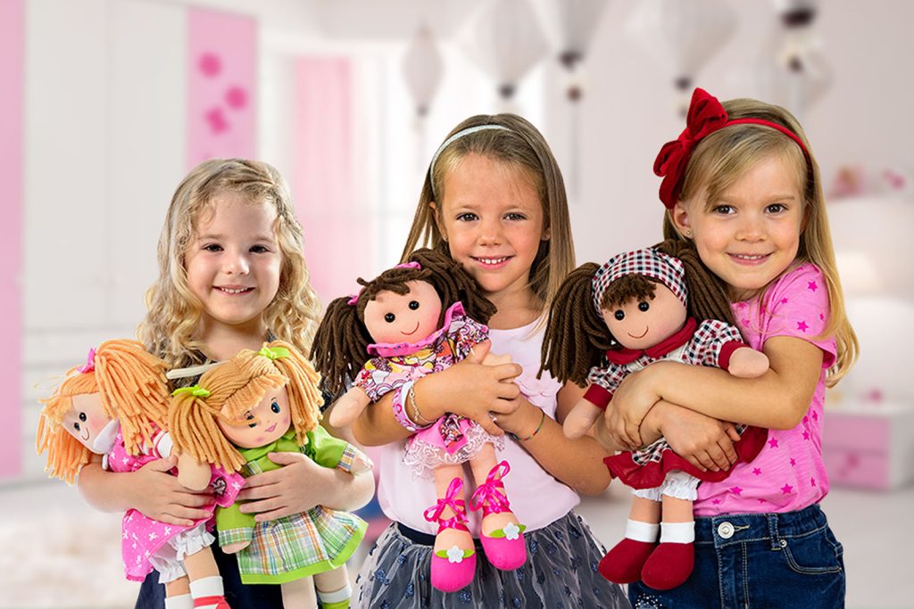 bambine abbracciano bambole di pezza