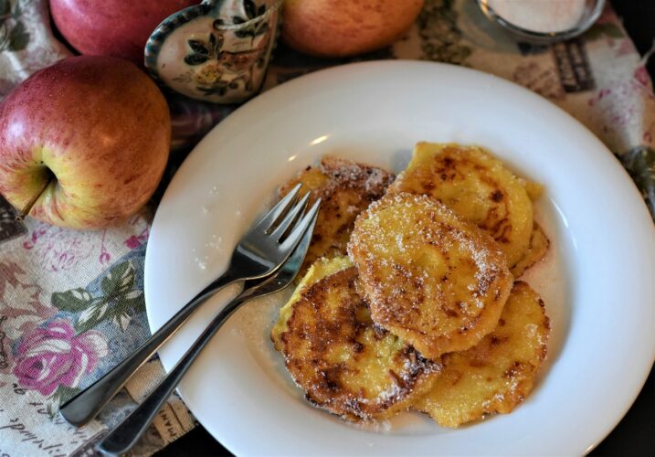 Pranzo di Carnevale: il trionfo del gusto! Idee sfiziose per stupire i tuoi ospiti frittelle di mele