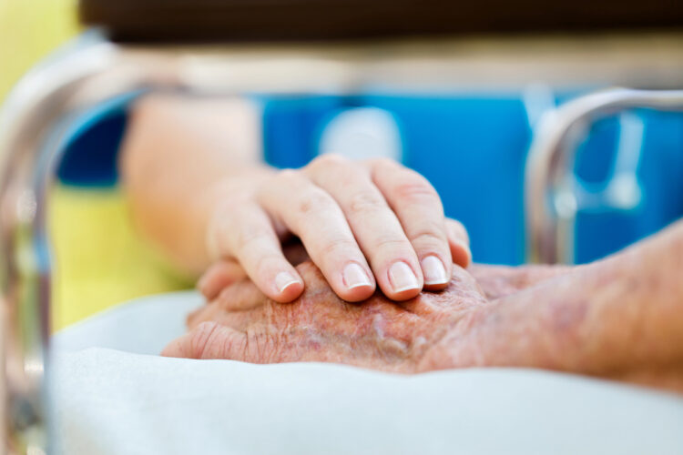 Anziani che si tengono la mano