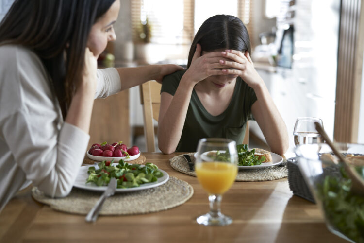 Allarme disturbi alimentari nei bambini: cause, segnali d’allarme e come affrontarli in famiglia Allarme disturbi alimentari nei bambini: cause, segnali d’allarme e come affrontarli in famiglia