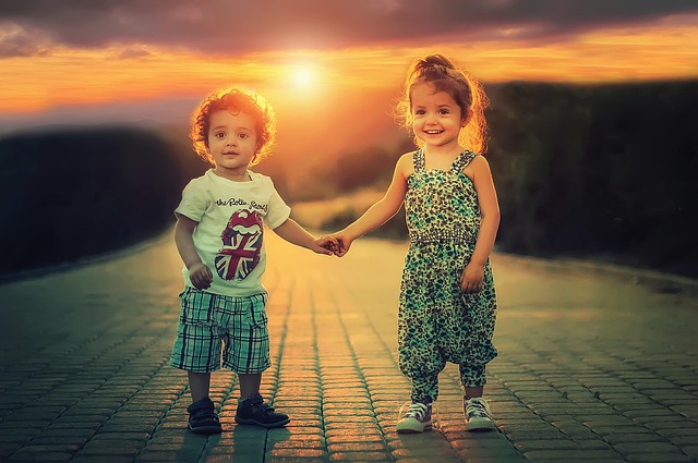 Due Sorelle: Un Ritratto di Infanzia