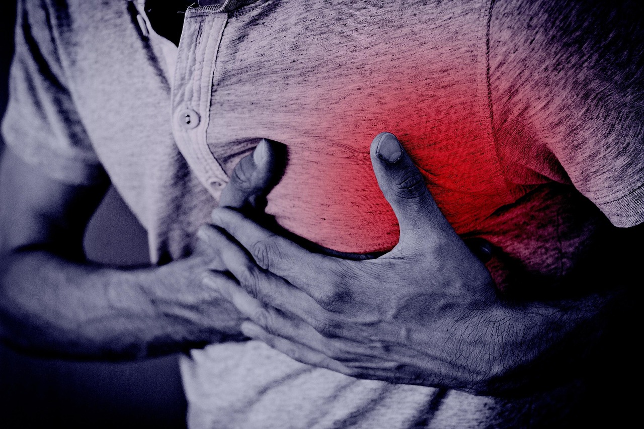Dolore al Petto Maschile: Cause, Sintomi e Cosa Fare