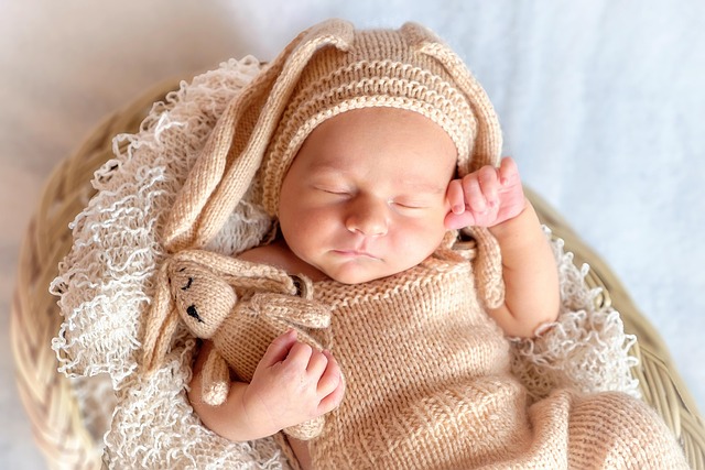 Risvegli Notturni del Bebè: Fame o Sete? Consigli Utili