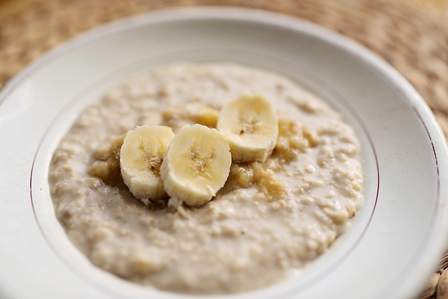 Svezzamento: Guida all'Introduzione di Frutta e Cereali per Neonati