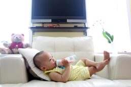 Quanto latte deve bere un neonato di 4 mesi? Guida completa