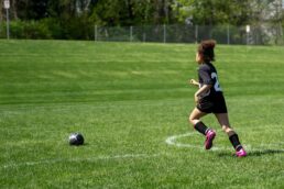 Calcio e pressione: quando un papà oltrepassa il limite – la storia di un bimbo di 8 anni picchiato dopo l'allenamento