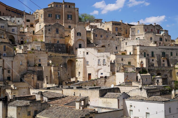 Matera con i bambini: una città labirinto tra case-grotta e segreti sotterranei Matera con i bambini: una città labirinto tra case-grotta e segreti sotterranei