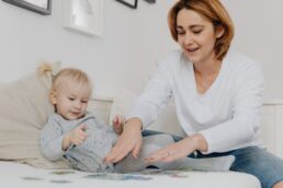 Giudicata sui social per aver lasciato la figlia dai nonni: la maternità non è rinuncia