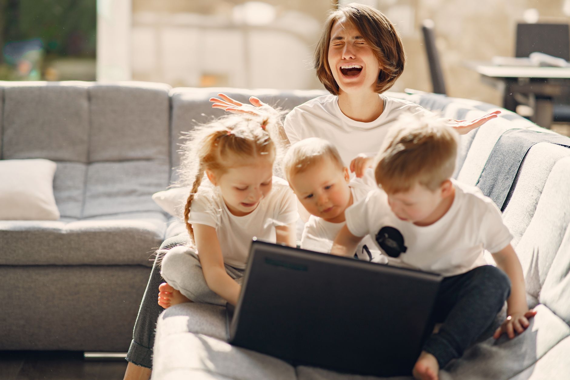 Family Fatigue, lo stress estivo dei genitori: perché colpisce di più le madri e come affrontarlo
