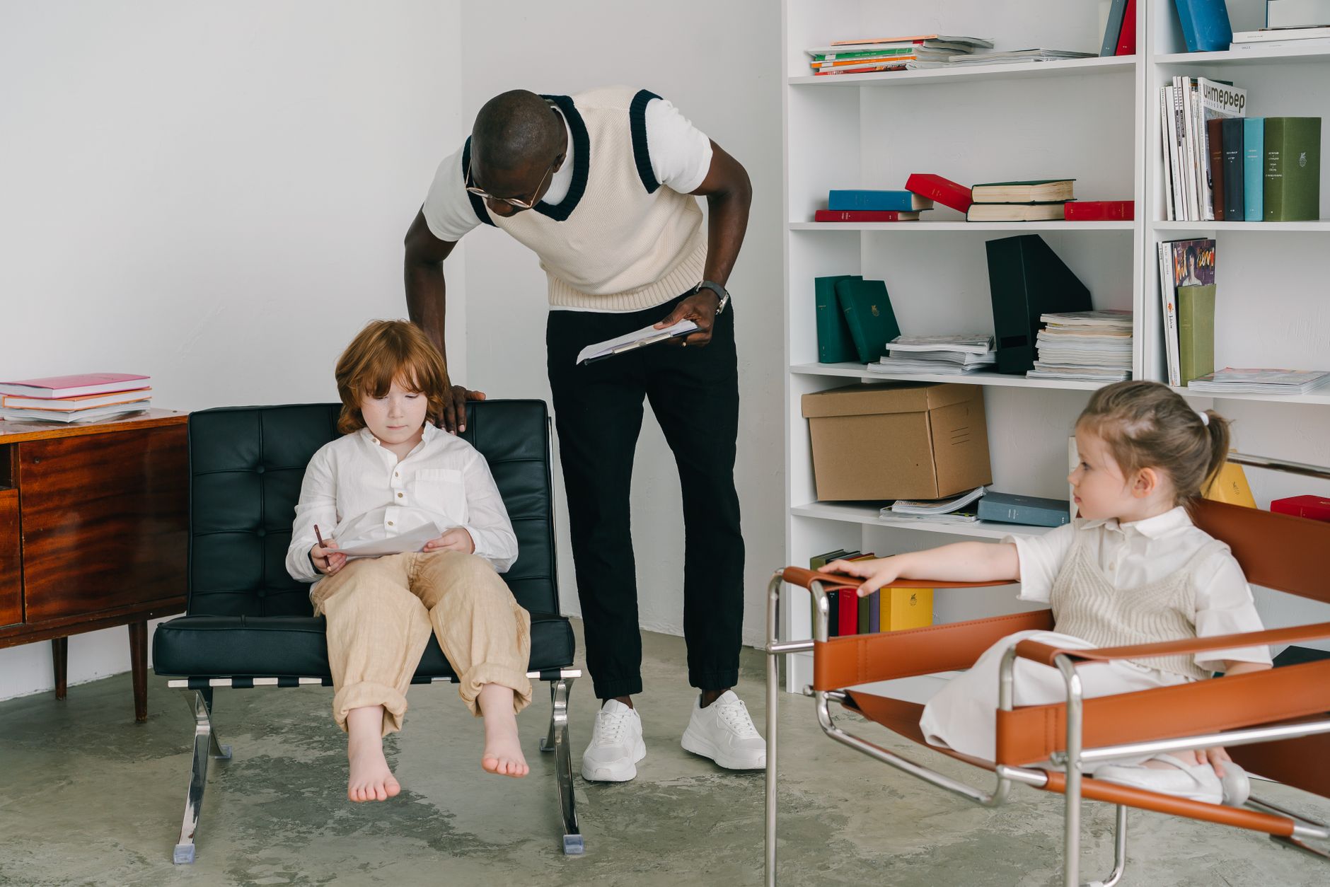 Insegnante con bambini in aula in un contesto educativo e di apprendimento