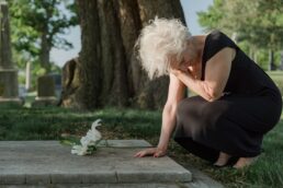 Lucia Raso, la madre pubblica la foto della figlia morta dopo l’archiviazione del caso: «È un grido di giustizia»