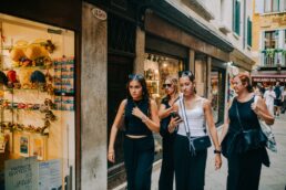 Passeggiata sobria di donne adulte per strada in una città italiana, scena quotidiana urbana