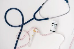 Stetoscopio, misura nastrata e farmacia simbolici di salute e controllo medico