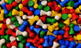 Pedine di legno colorate, giochi per bambini al nido