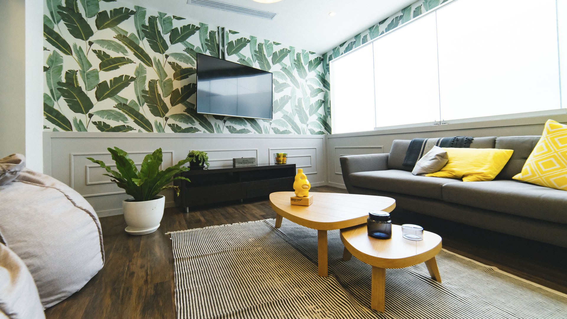Soggiorno moderno con la TV