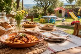 Tavolo con piatti della tradizione pronta per pranzo e area giochi per bambini all'aperto