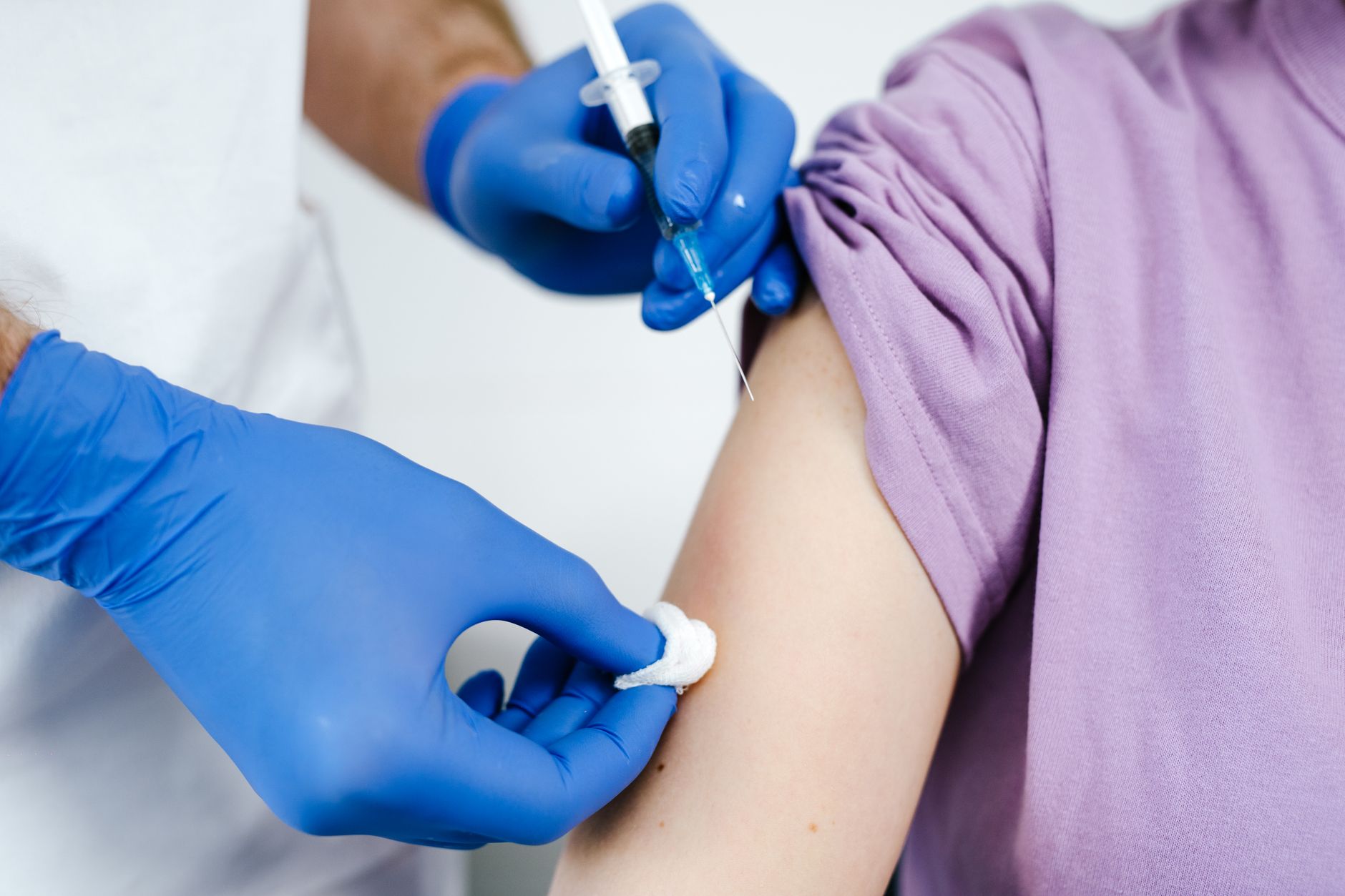 Influenza, il meteo mite non inganni: perché vaccinarsi adesso (anche i bambini) è la scelta giusta